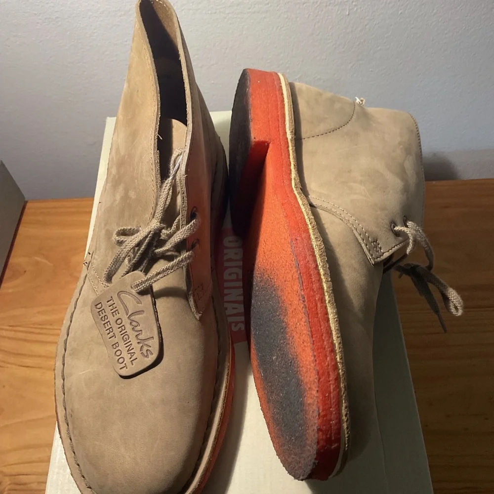 Clarks Men’s Desert Boot in Sand Suede size 7.5